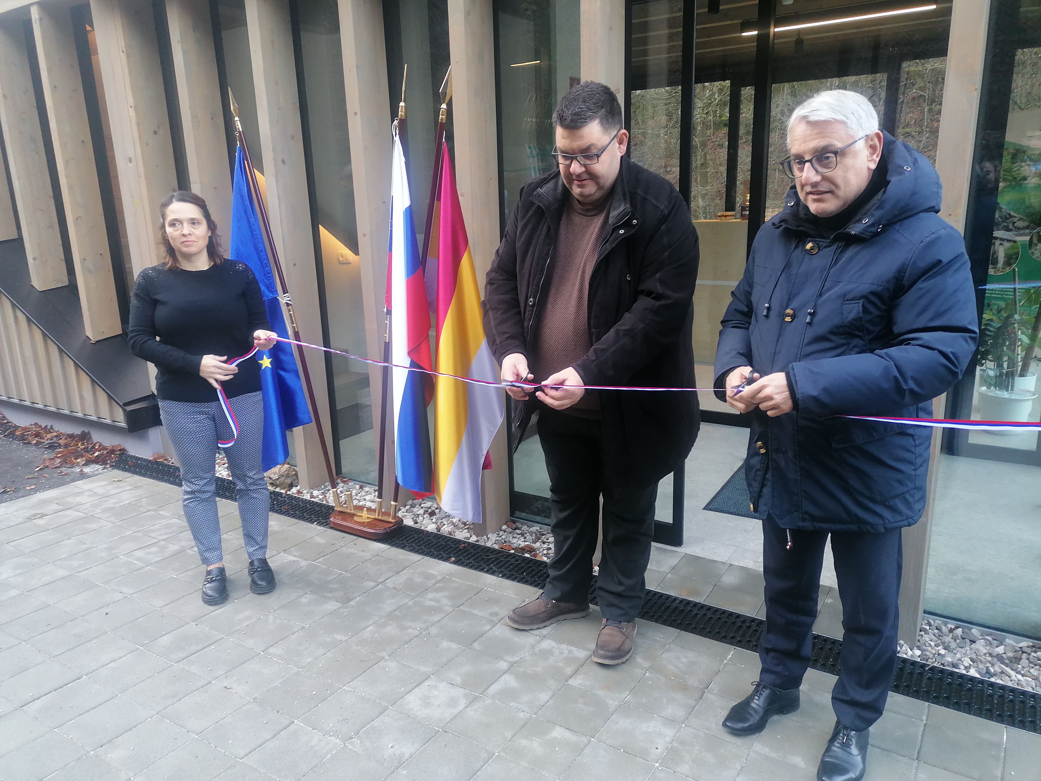 foto otvoritev trak Divja bajta 800